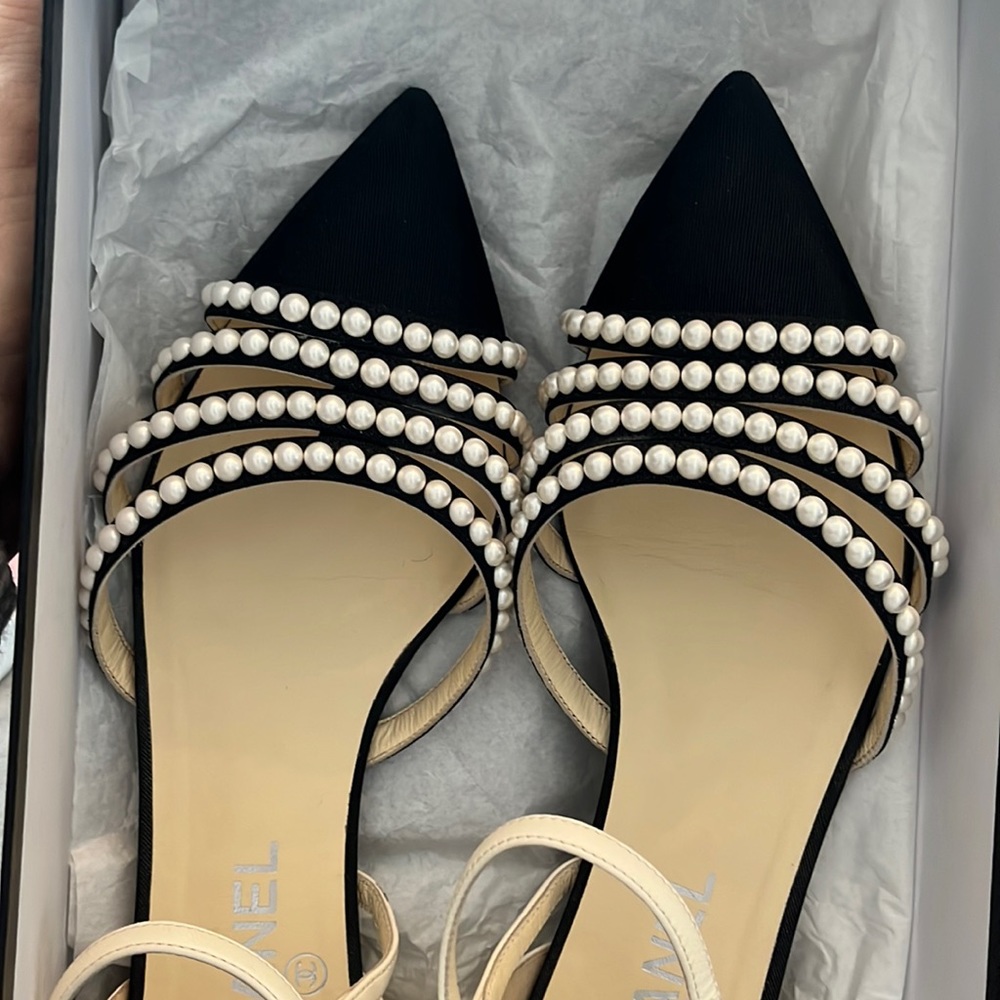 CHANEL cream black Pearl flats